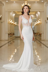 Elegante vestido de novia de sirena con escote en V, apliques de encaje blanco y perlas